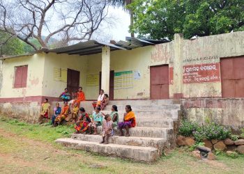 Students Continue Classes Despite Damaged School Building in Kalahandi