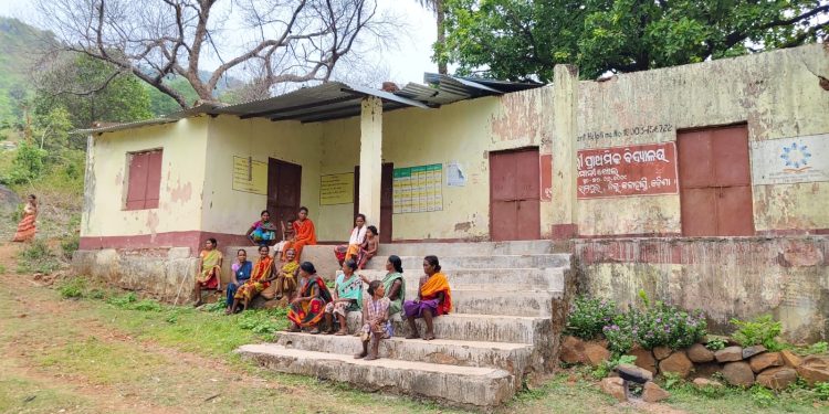 Students Continue Classes Despite Damaged School Building in Kalahandi