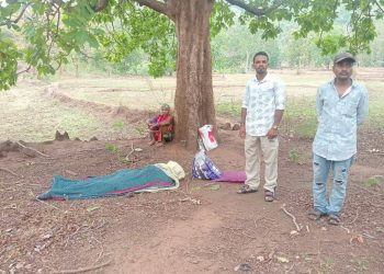 Helpless widow guards husband's body after being abandoned