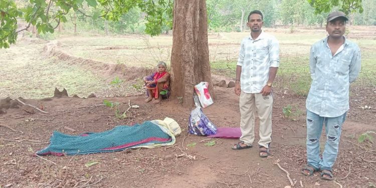 Helpless widow guards husband's body after being abandoned