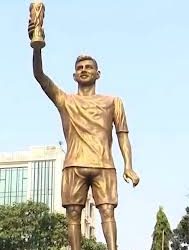 Lionel Messi statue