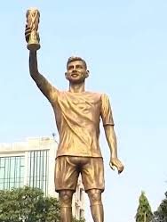 Lionel Messi statue
