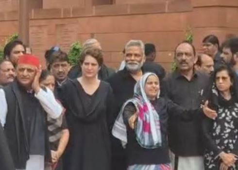 Opposition protests in black at Parliament over NEET