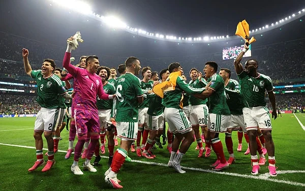 Mexico breaks 40-year knockout curse, defeats Ecuador 2-0