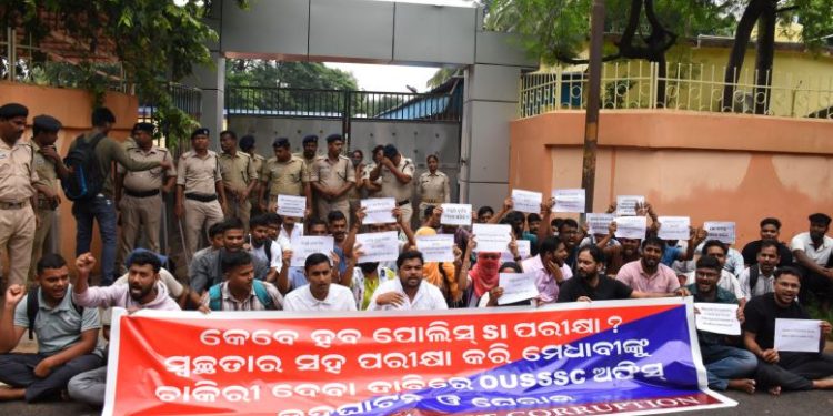 SI aspirants stage protest; OUSSSC chairman assures recruitment exam by October