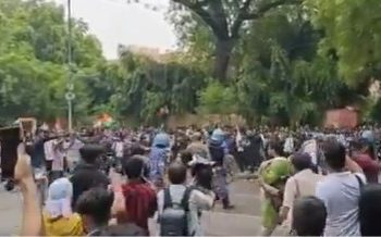 Police baton-charge CJP protesters near Parliament after barricade breach bid