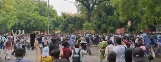 Police baton-charge CJP protesters near Parliament after barricade breach bid