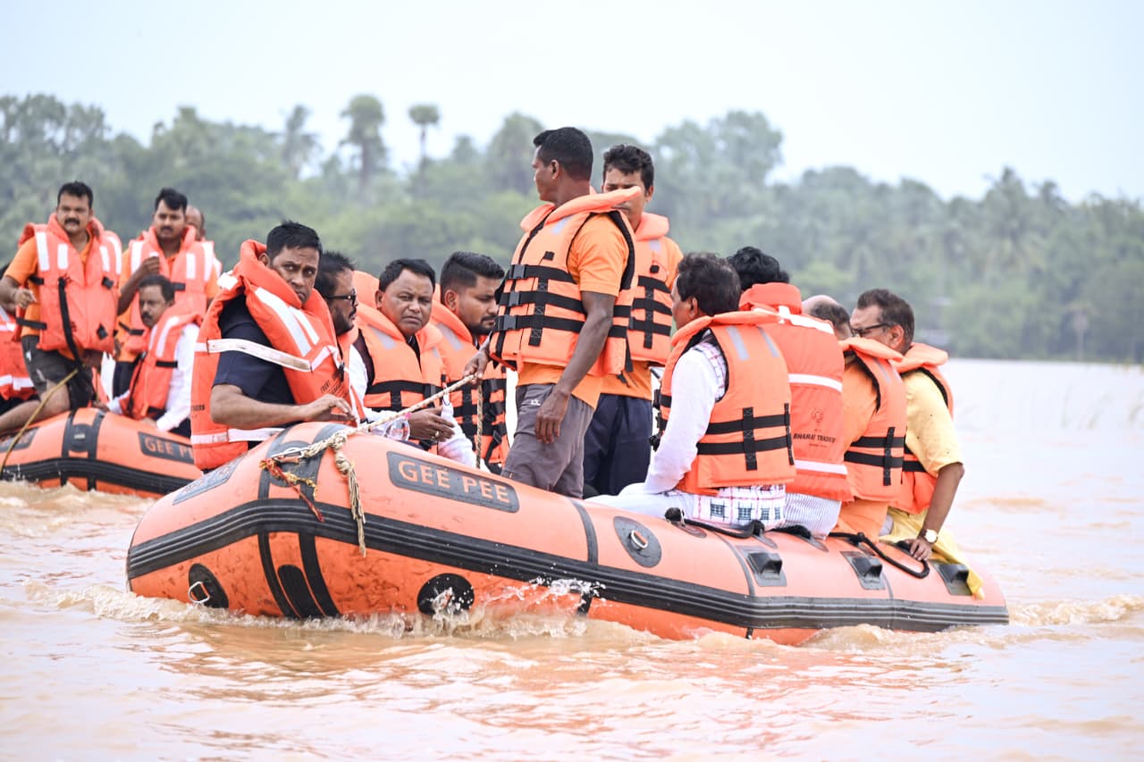 CM Majhi visits flood-hit Jajpur, Bhadrak as 7.85 lakh affected - OrissaPOST