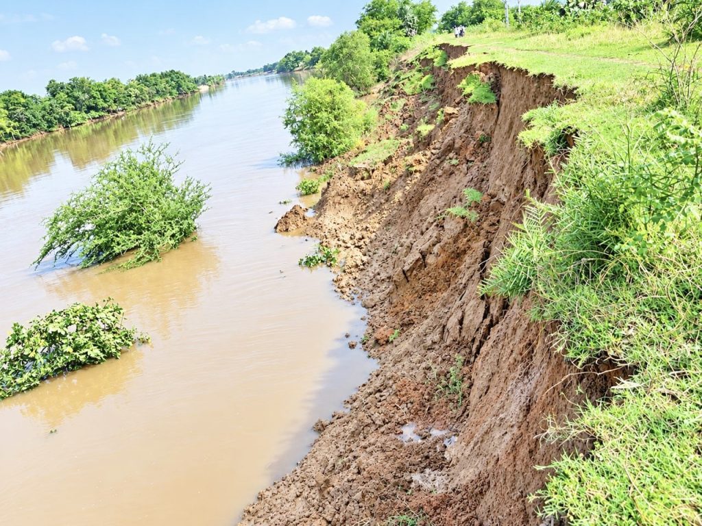 200-ft stretch of Baitarani embankment collapses