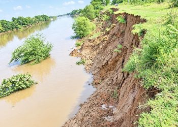 200-ft stretch of Baitarani embankment collapses