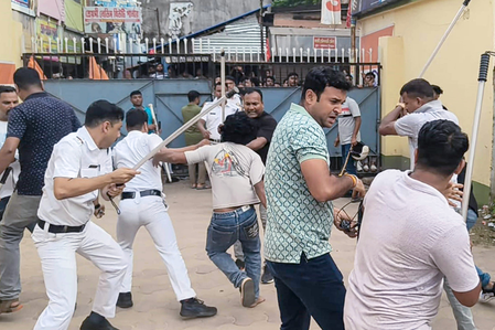 Four persons were arrested in two separate cases registered by the Kolkata Police Tuesday morning, in connection with the major violence that broke out recently, in two phases within a college campus at Bhangar in the southern outskirts of Kolkata. The four arrested persons have been identified as Rabiul Zama Sheikh, Akhtar Ali Molla, Rabiul Mistry and Aslam Habib. Although originally, Bhangar, being under the administrative jurisdiction of the South 24 Parganas district, was under the jurisdiction of the West Bengal Police, towards the closing quarters of the previous Mamata Banerjee-led Trinamool Congress regime, it was brought under the law & order jurisdiction of Kolkata Police. The root of the tension at Bhangar College, which is located at a thoroughly minority-dominated area in South 24 Parganas district, broke out after the state Bharatiya Janata Party (BJP) spokesman, Sayantan Basu, who is the president of the managing committee of Bhangar College, reached the college campus for administrative functioning. The activists of the CPI(M)’s students’ wing, Students’ Federation of India (SFI), started protesting over Basu’s visit to the campus. Soon the activists of the Akhil Bharatiya Vidyarthi Parishad (ABVP) also reached the spot, following which massive altercations broke out between the two students’ groups, which ultimately led to two rounds of clashes between the two groups.