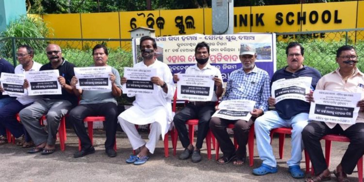 Save Our Sainik School Campaign: ‘Stop garbage vehicles’ entry or face agitation