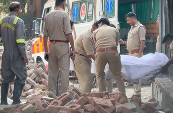 Fire engulfs several food shops in Noida