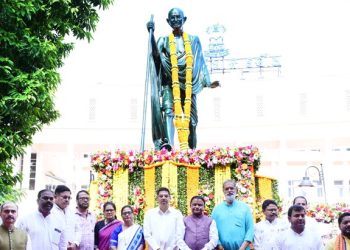 Odisha Governor, CM pay tributes to Gandhi, Shastri on birth anniversaries