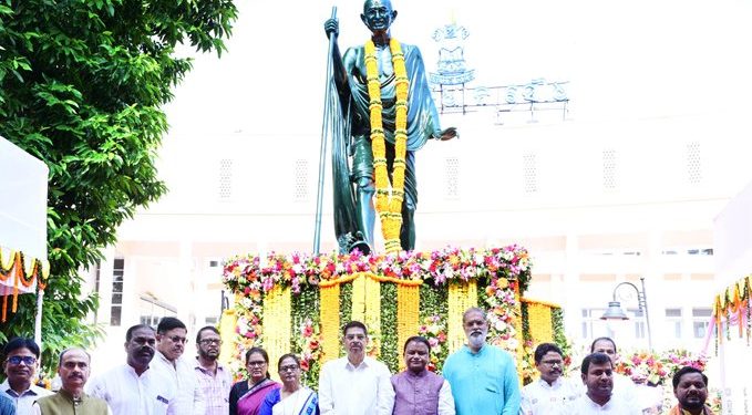 Odisha Governor, CM pay tributes to Gandhi, Shastri on birth anniversaries