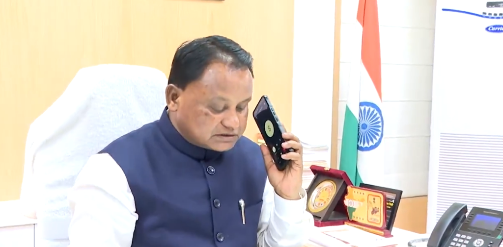 CM Majhi speaks to Odisha hockey stars after Asian Games triumph