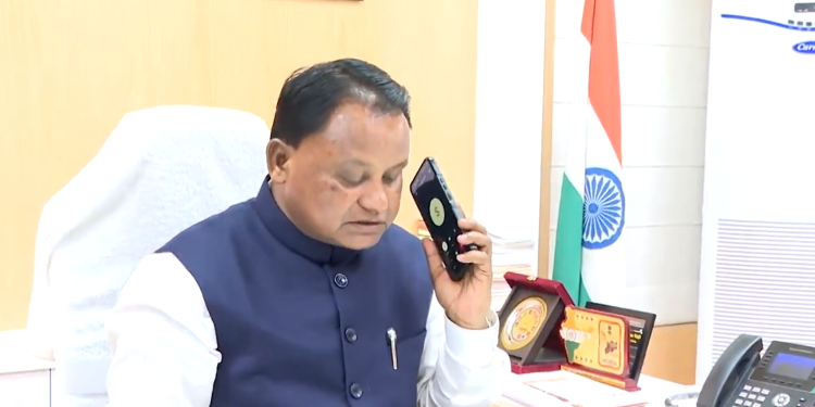 CM Majhi speaks to Odisha hockey stars after Asian Games triumph