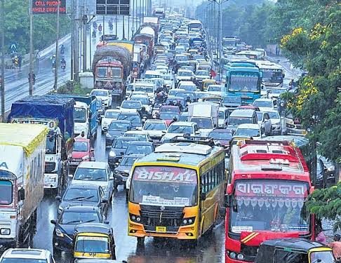 Traffic chaos grips City during Durga Puja